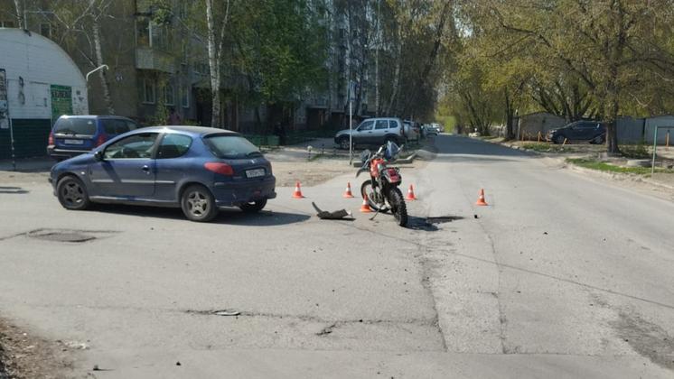 В Новосибирске водитель иномарки сбила двух подростков на мотоцикле
