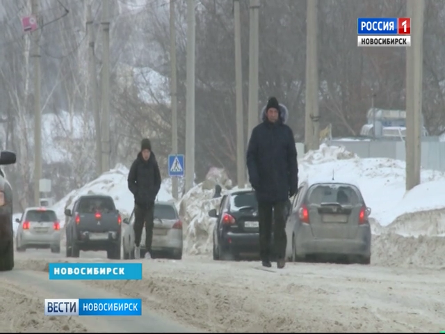 Жители улицы Волочаевской жалуются на снежные горы на тротуаре