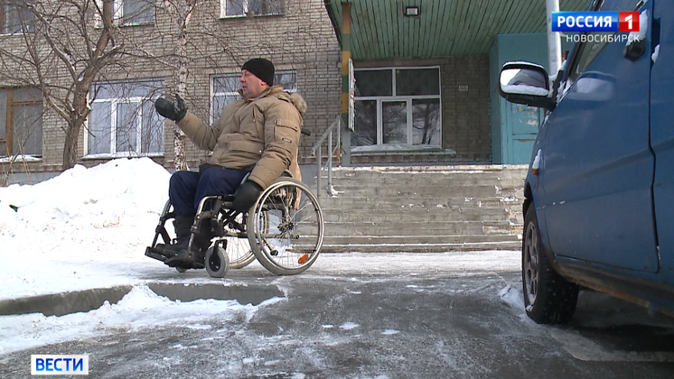 Инвалиды-колясочники чистили снег в Искитиме: «Вести Новосибирск» узнали подробности
