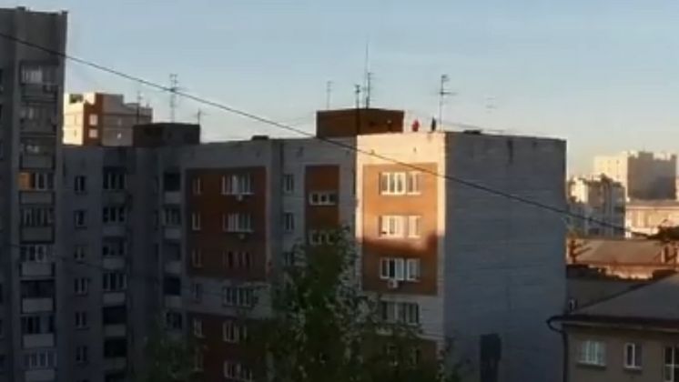 Новосибирцы обсуждают в соцсетях прогулки детей по крышам во время коронавируса