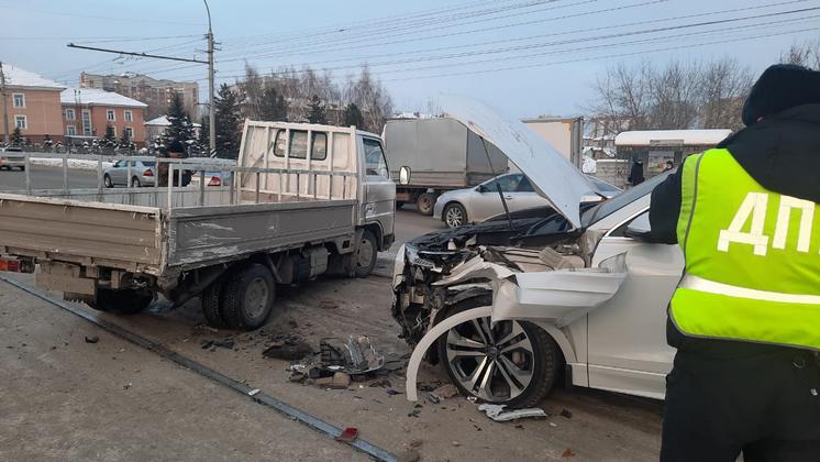 В Новосибирске не поделили дорогу шесть автомобилей