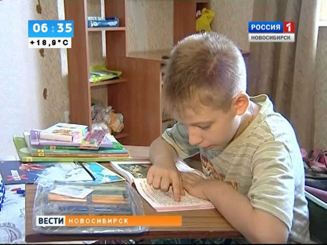 Детям украинских беженцев помогают собраться в школу