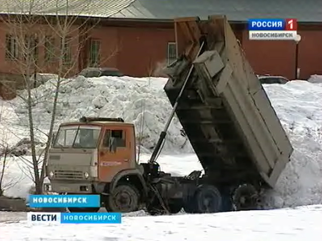 Жители Новосибирска борются с нелегальным сбросом снега во дворах своих домов