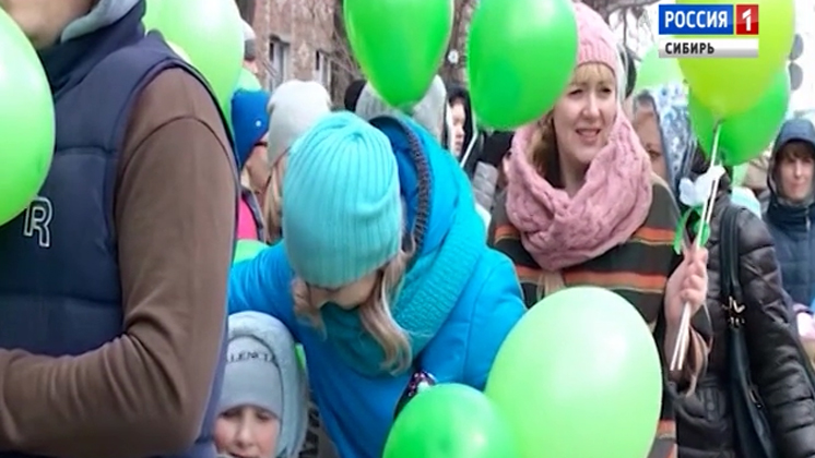 В Сибири тысячи людей прошли в колоннах с транспарантами в Праздник Весны и Труда 