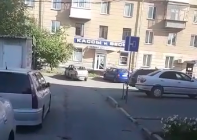 Из-за ремонтных работ грузовики «срезают» путь через двор в Новосибирске