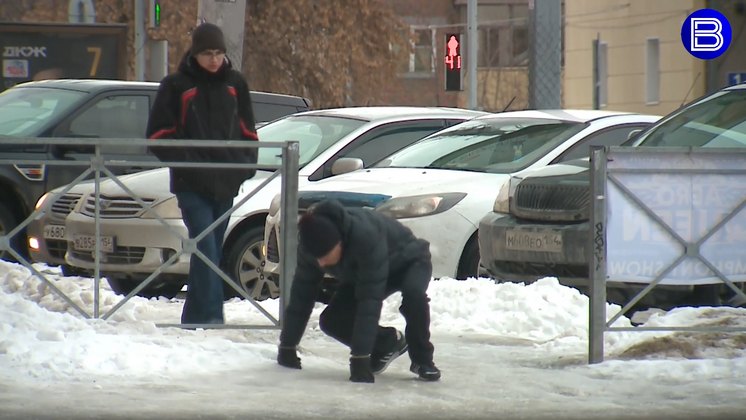 Десять новосибирцев с травмами после падения на льду обратились к медикам 9 марта
