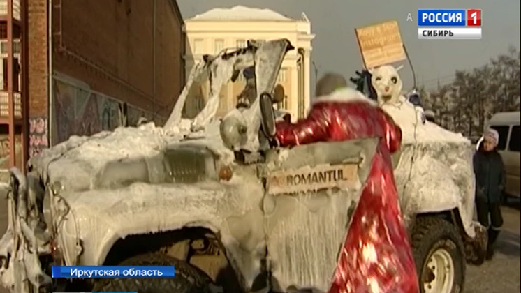 Новогодний УАЗ-кабриолет с Дедом Морозом за рулем удивил иркутян