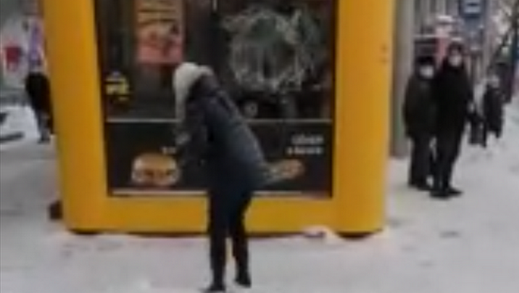 В Новосибирске женщина кирпичом разбила витрину киоска с шаурмой