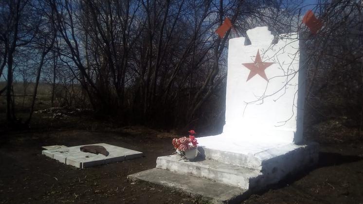 Новосибирец своими силами восстановил памятник героям Великой Отечественной Войны