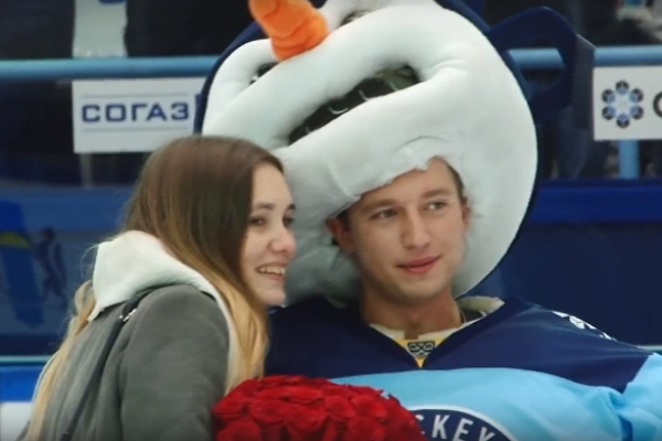 Болельщик ХК «Сибирь» сделал предложение своей девушке во время матча