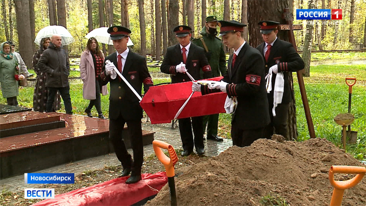В Новосибирске с воинскими почестями перезахоронили останки фронтовиков
