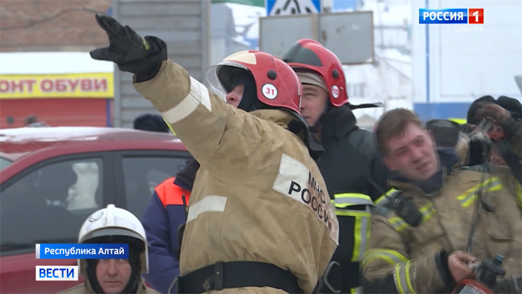 Сибиряк подогнал автобус к зданию и спас людей из горящего ТЦ