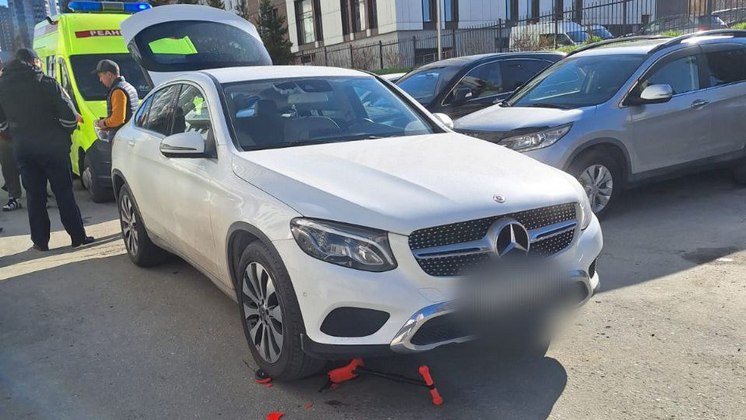 В Новосибирске Mercedes сбил трехлетнюю девочку на самокате во дворе дома