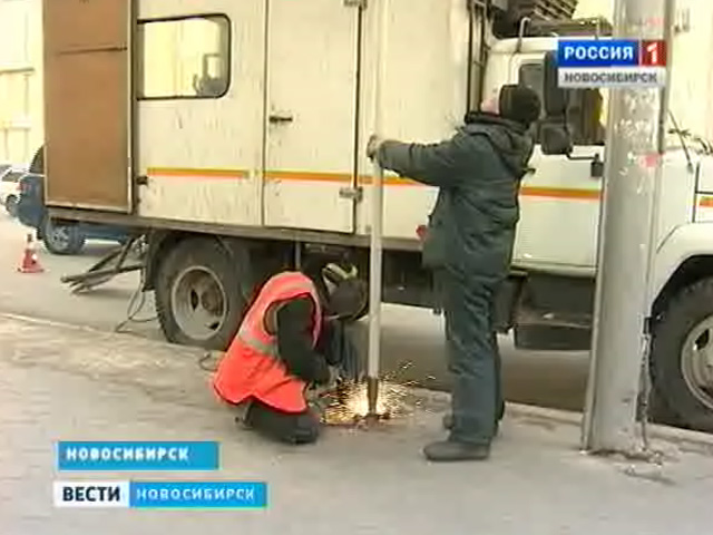 В центре Новосибирска на остановках транспорта начали менять информационные щиты