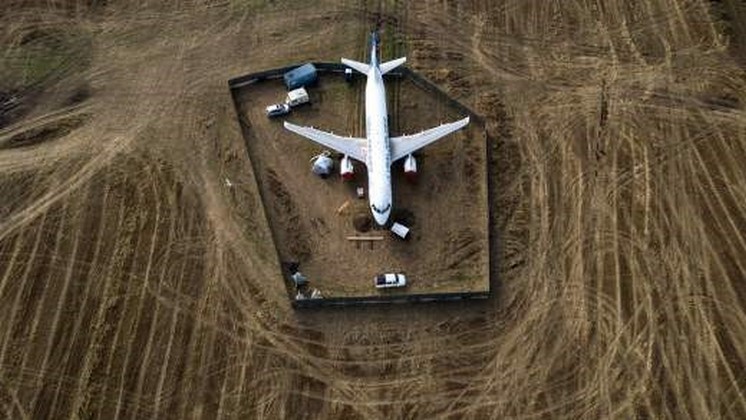 Авиакомпания определила судьбу севшего в поле Новосибирской области самолета