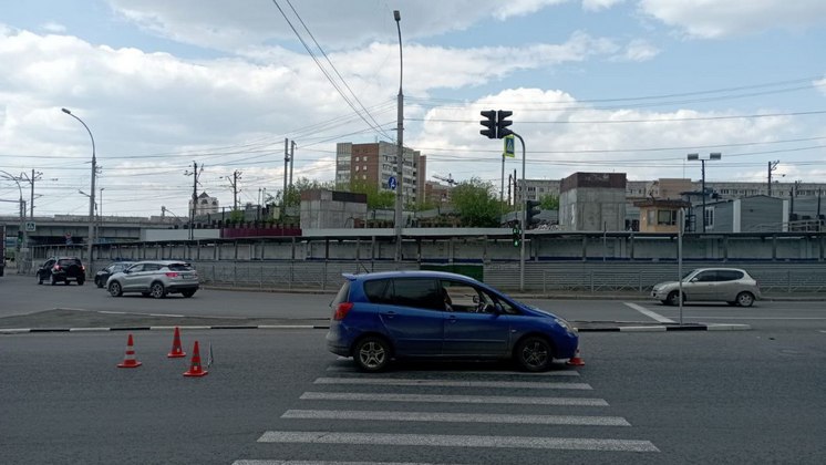 В Новосибирске женщина за рулем Toyota сбила шестилетнюю девочку на пешеходном переходе