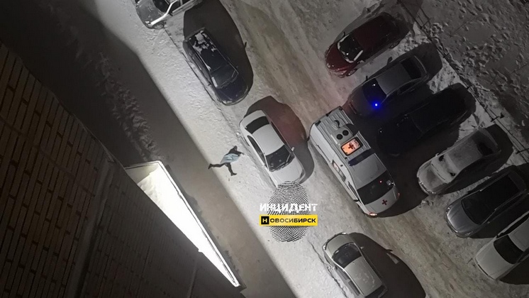 Тело мужчины обнаружили под окнами многоэтажного дома в Новосибирске