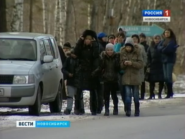 Школьники двух поселков Новосибирского района вынуждены ходить из школы 9 километров вдоль трассы