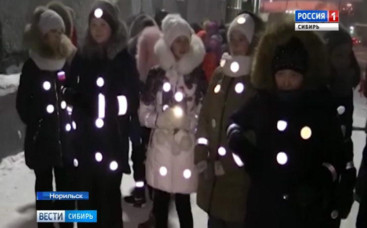 Норильчан призывают использовать светоотражающие элементы в одежде из-за полярной ночи