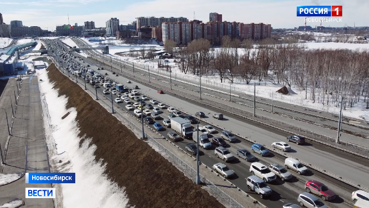 Октябрьский мост в Новосибирске сковала длинная автомобильная пробка