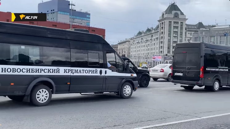 Траурный кортеж из 15 катафалков проехал по Новосибирску в память о Сергее Якушине