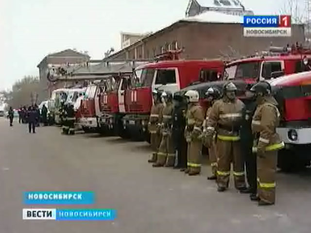 Новосибирских спасателей поздравили с профессиональным праздником