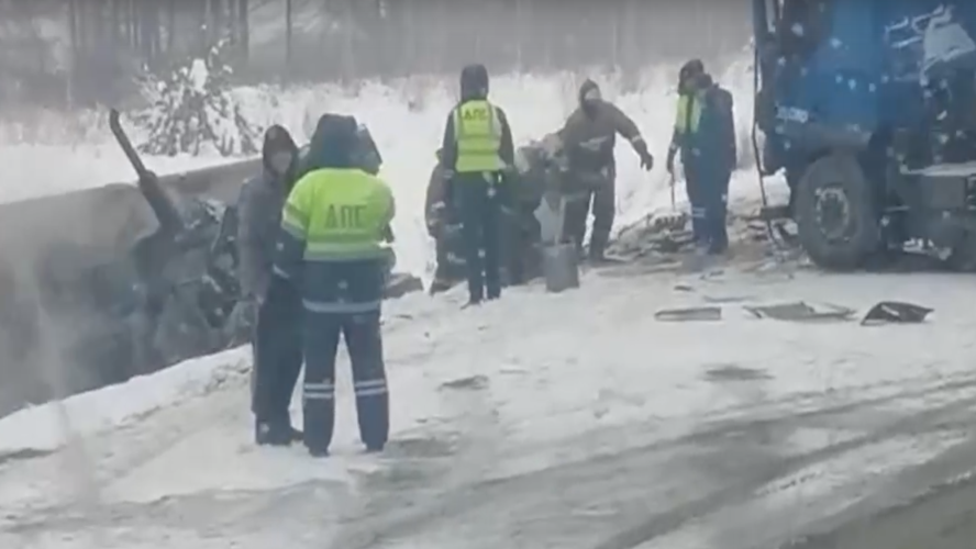 Фура загорелась после смертельного столкновения с грузовиком под Новосибирском 