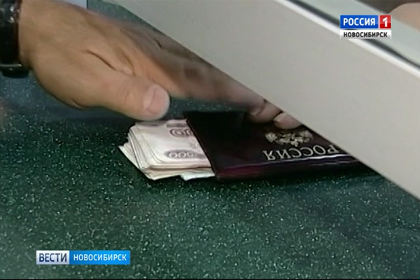 Пенсионеры штурмуют новосибирские банки, не дождавшись денег на картах