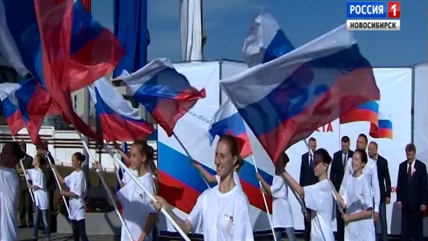 Десятки тысяч новосибирцев приняли участие в праздновании Дня Российского флага