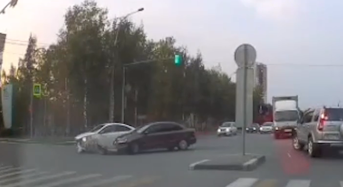 Появилось видео утреннего ДТП на Немировича-Данченко в Новосибирске