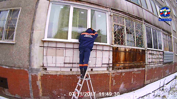 В Новосибирске трёхлетний парень закрыл входную дверь изнутри и остался один дома