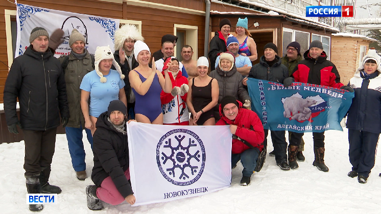 Моржи со всей Сибири состязались на чемпионате по холодовому плаванию в Новосибирске