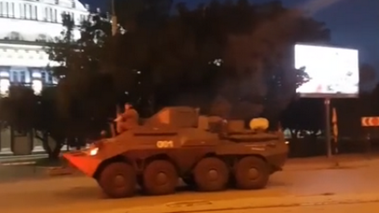 По центру Новосибирска ночью проехала военная техника