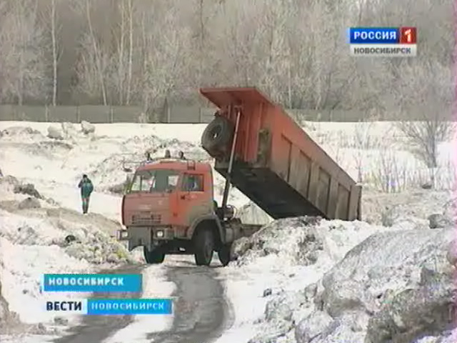 Жители Новосибирска жалуются на снегоотвал рядом с дачами