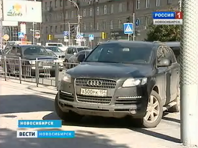 С Красного проспекта эвакуируют автомобили, игнорирующие парковочную реформу
