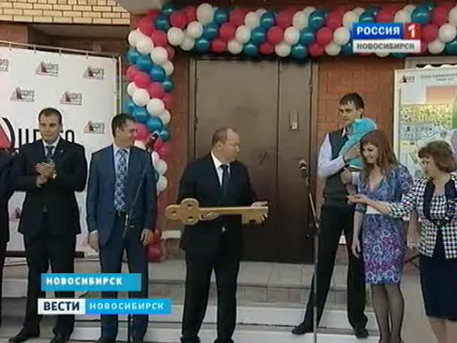 Семьи молодых педагогов из Калининского района получили квартиры в новом доме