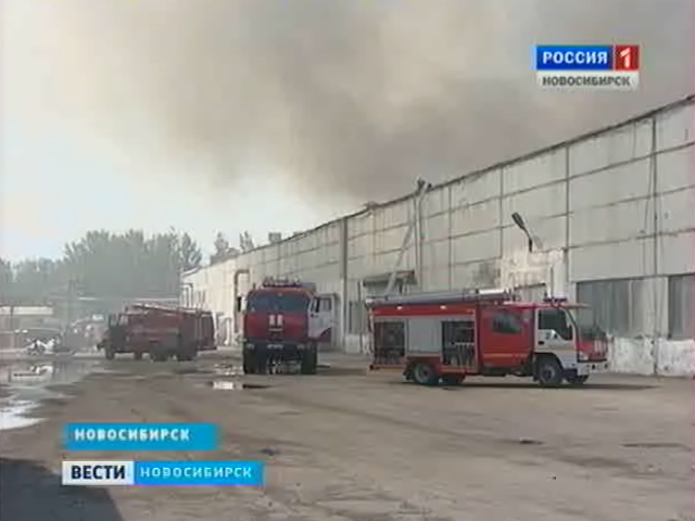В Новосибирске горят помещения на территории промышленного предприятия