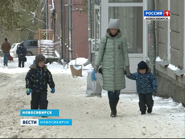 Жители Новосибирска жалуются на опасный гололёд у травмпункта