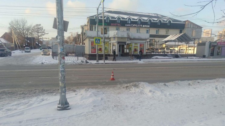 17-летняя девушка оказалась под колесами автомобиля на пешеходном переходе в Новосибирске