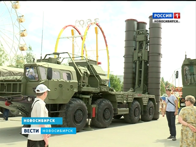 Новосибирцам дали потрогать комплекс С-400 и примерить амуницию бойца армии России