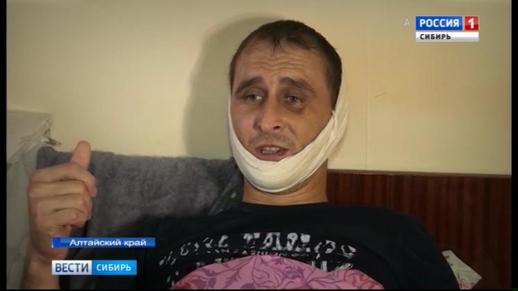 В Алтайском крае пять человек несколько часов избивали мужчину на остановке