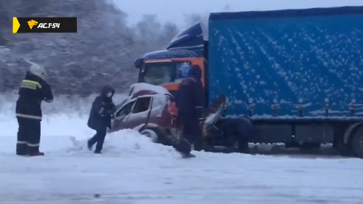 В Новосибирской области смяло легковушку после аварии с большегрузом