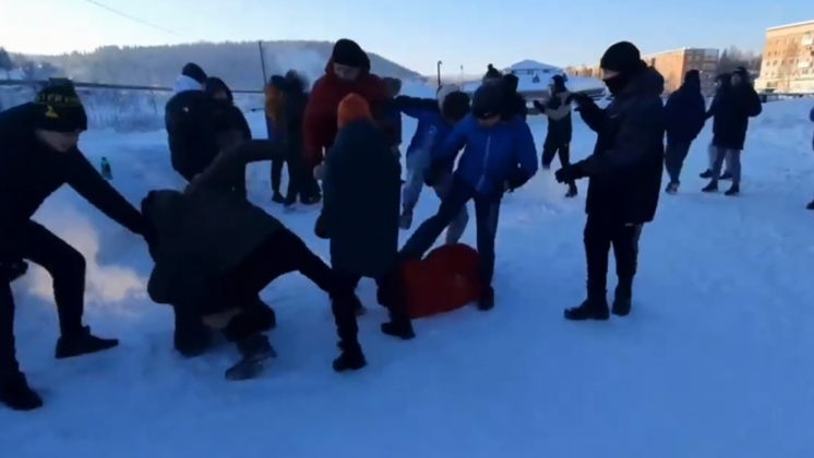 Сибирские подростки толпой избили спортсменов на камеру