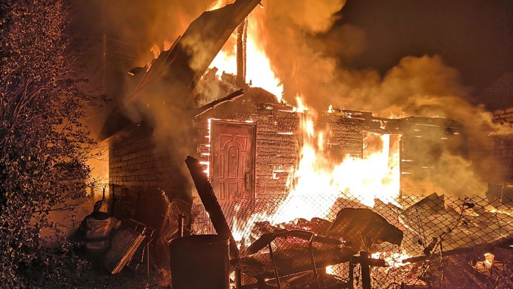 Под Новосибирском загорелась дача: огонь полностью уничтожил домик
