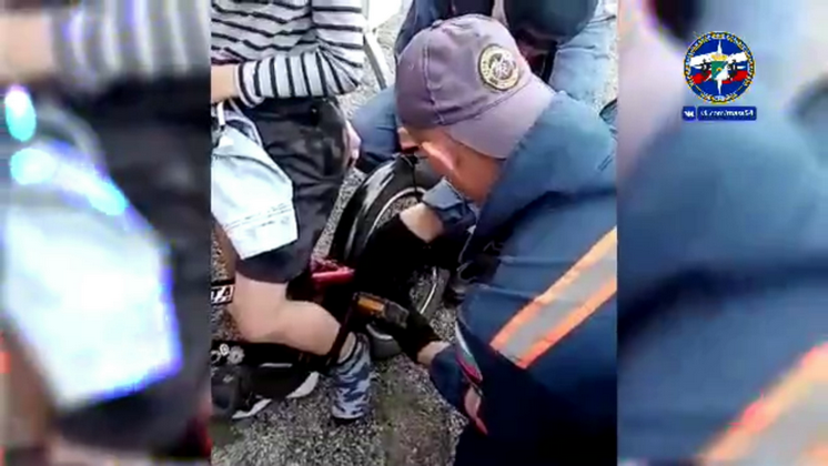 В Новосибирске спасатели вызволили застрявшего в велосипеде пятилетнего мальчика