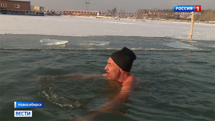 Новосибирские любители зимнего купания открыли сезон закаливания