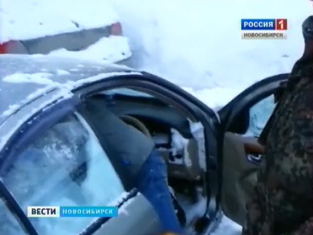 В Октябрьском районе на улице Военной снег, упавший с крыши, повредил несколько автомобилей