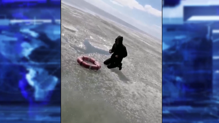 В Новосибирске рыбак провалился под лед и получил обморожение