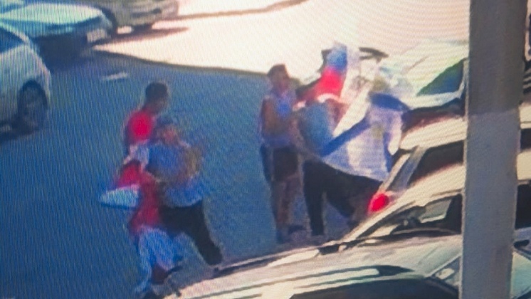 У торговцев Новосибирска мужчины в беретах украли флаги ВДВ и продавали их на рынке