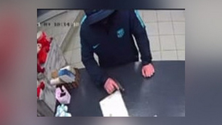 Угрожавшего пистолетом грабителя цветочного магазина ищут в Новосибирске